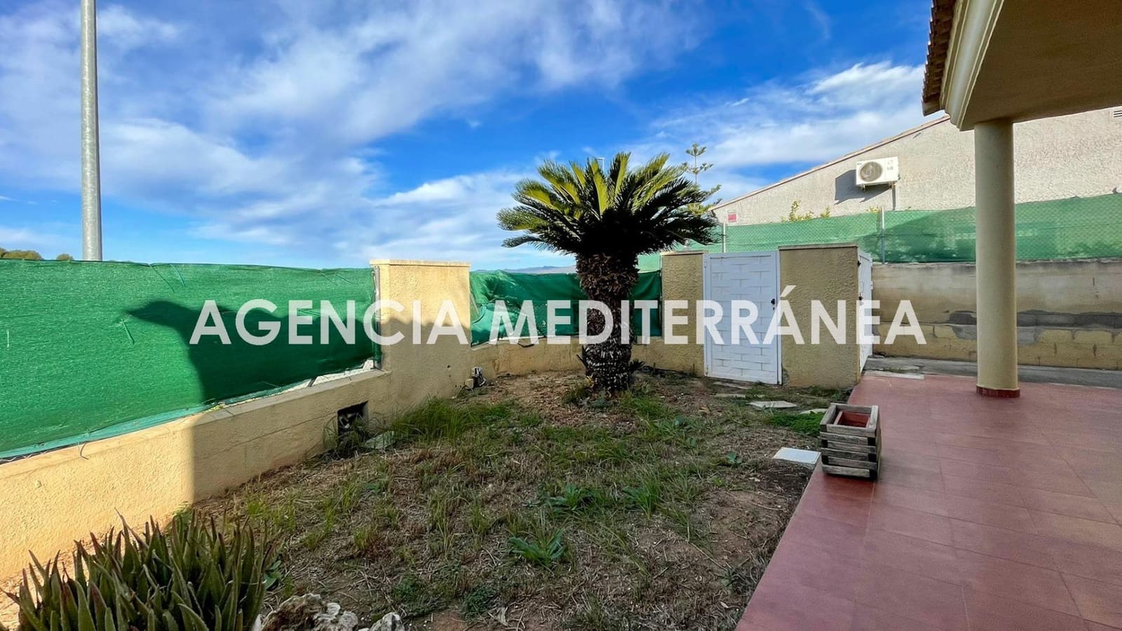 Chalet de 3 habitaciones en La Pobla de Vallbona en venta - 270.000 € (Ref: 9497310)