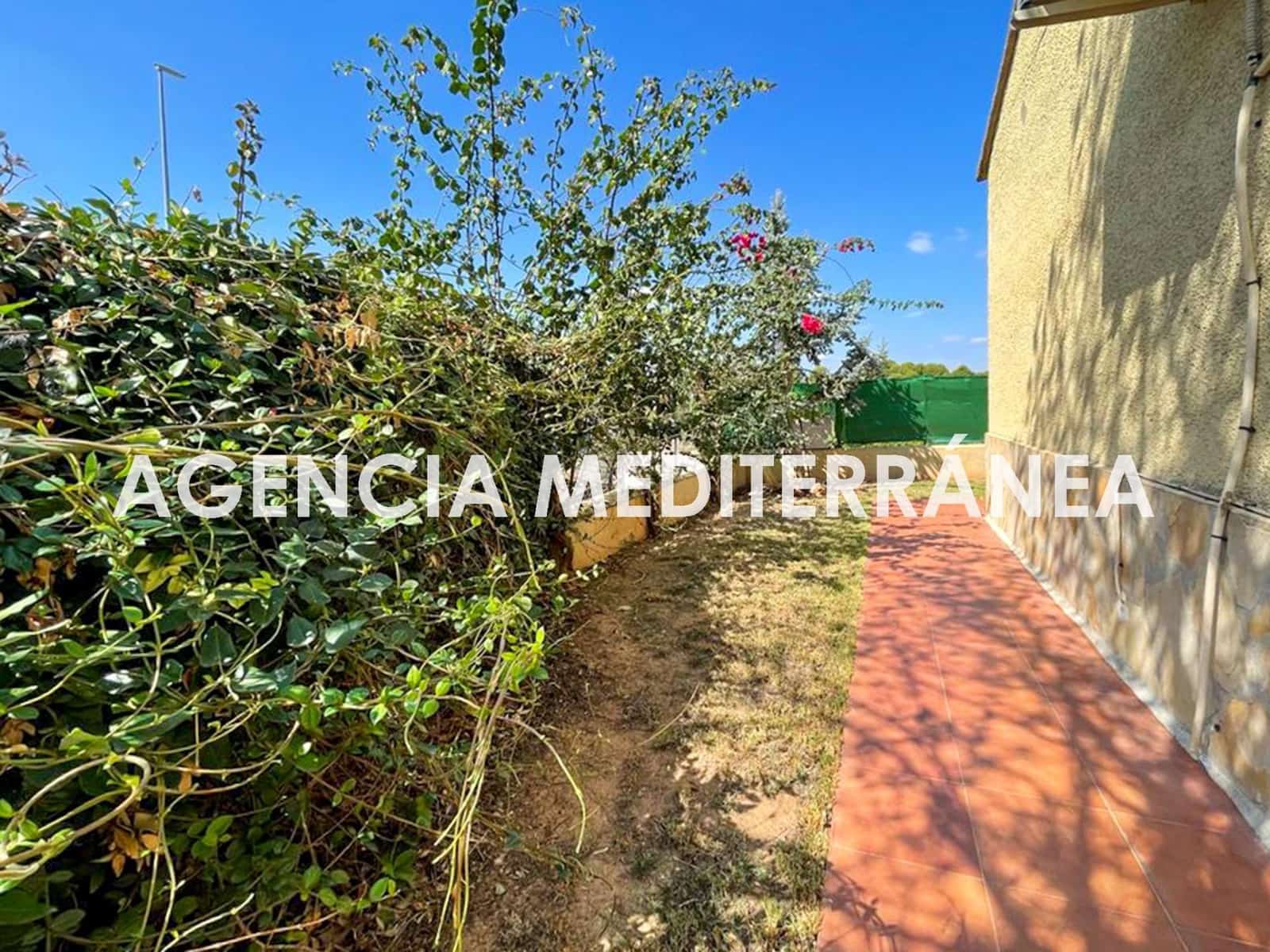 Chalet de 3 habitaciones en La Pobla de Vallbona en venta - 270.000 € (Ref: 9497310)