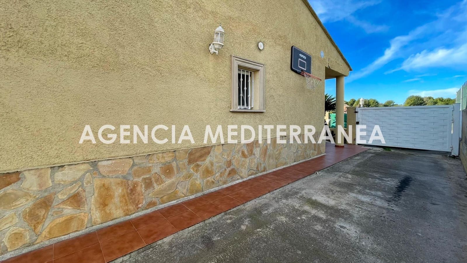 Chalet de 3 habitaciones en La Pobla de Vallbona en venta - 270.000 € (Ref: 9497310)