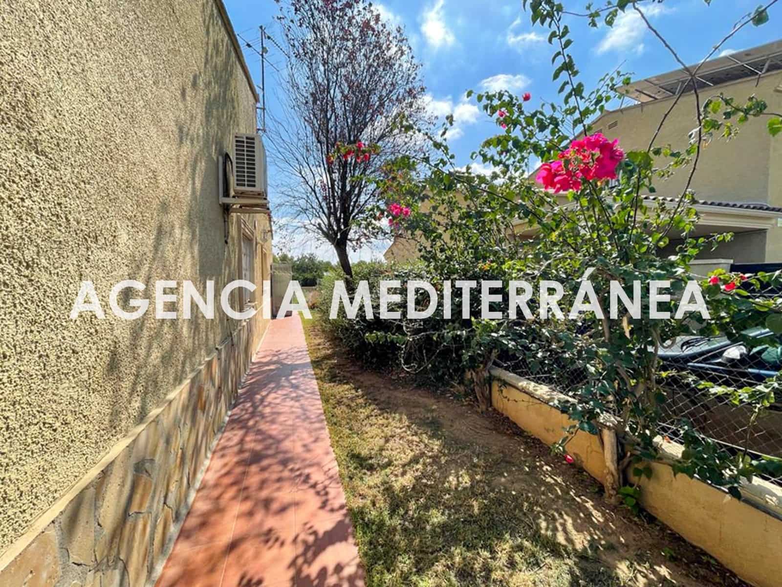 Chalet de 3 habitaciones en La Pobla de Vallbona en venta - 270.000 € (Ref: 9497310)