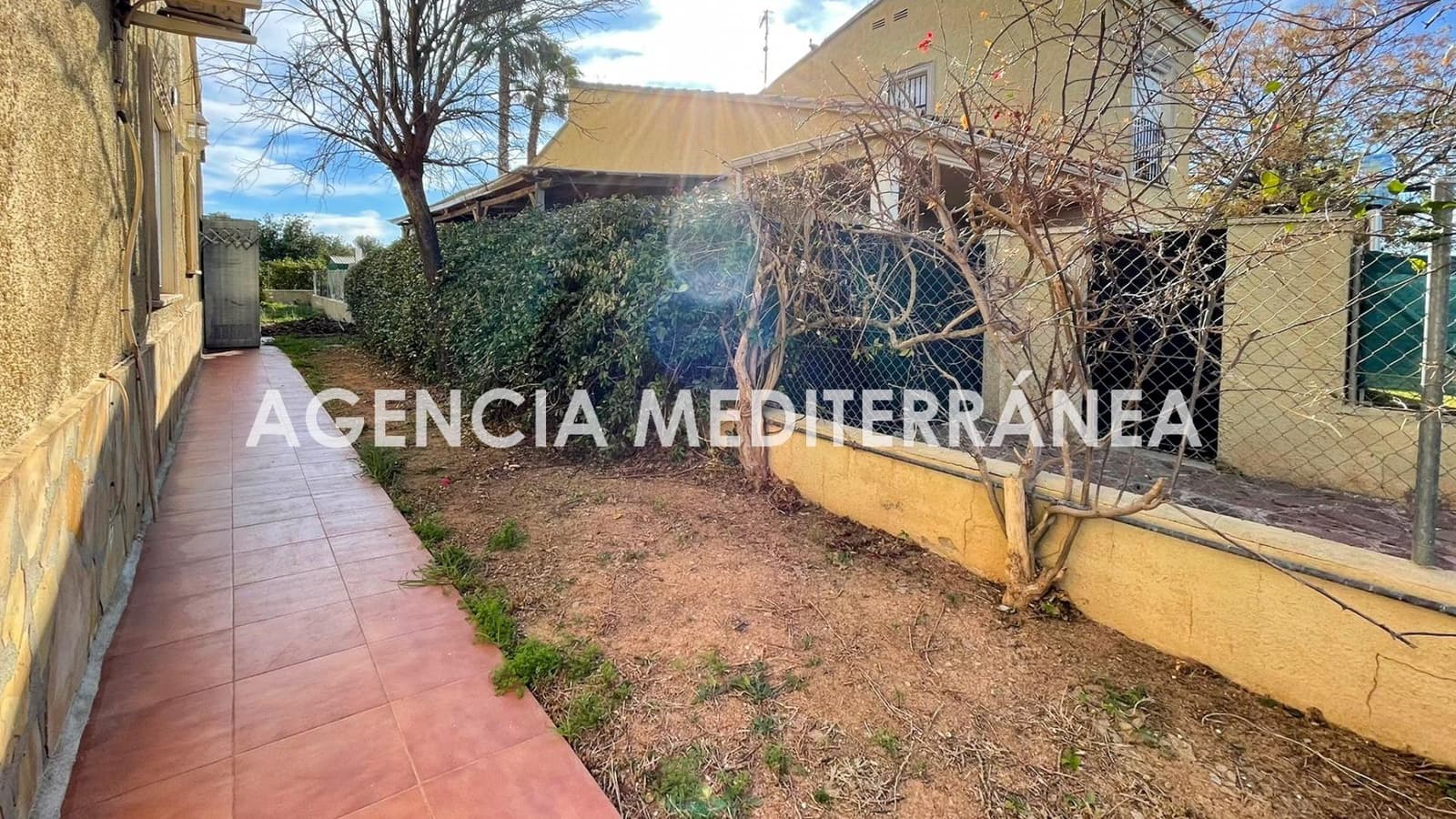 Chalet de 3 habitaciones en La Pobla de Vallbona en venta - 270.000 € (Ref: 9497310)