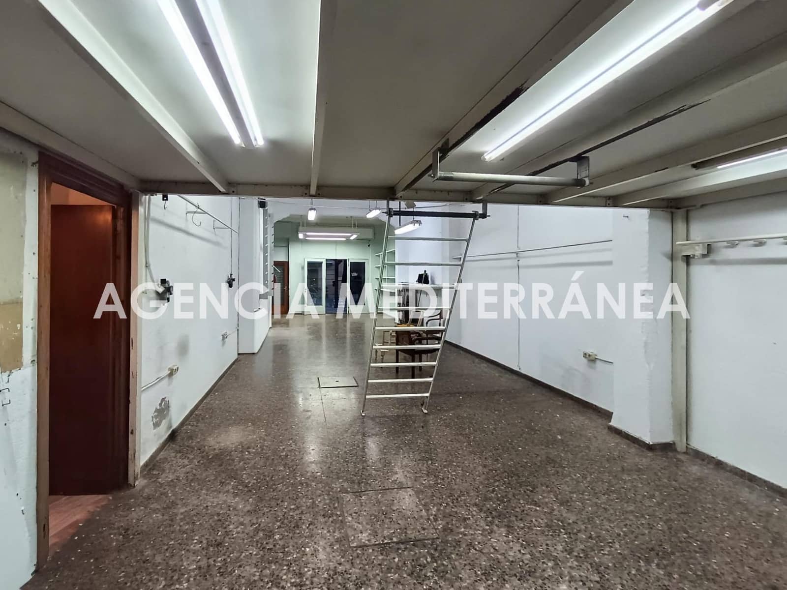 Commercial for rent in Valencia city - € 1,800 (Ref: 9574710)