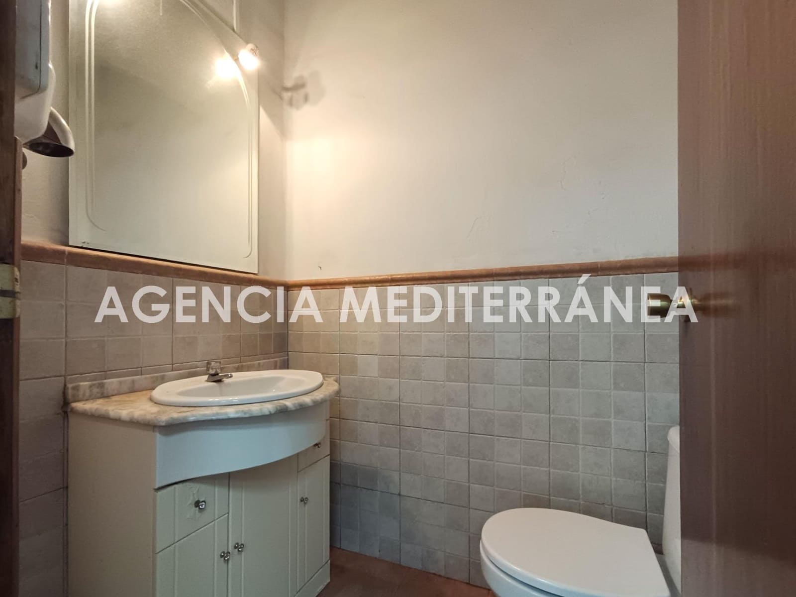Commercial for rent in Valencia city - € 1,800 (Ref: 9574710)