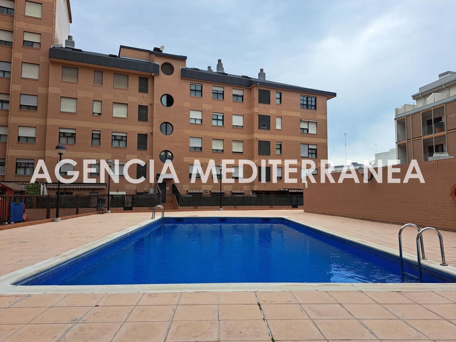 Appartement de 3 chambres à louer à Valence ville avec piscine garage - 1 800 € (Ref: 9583014)