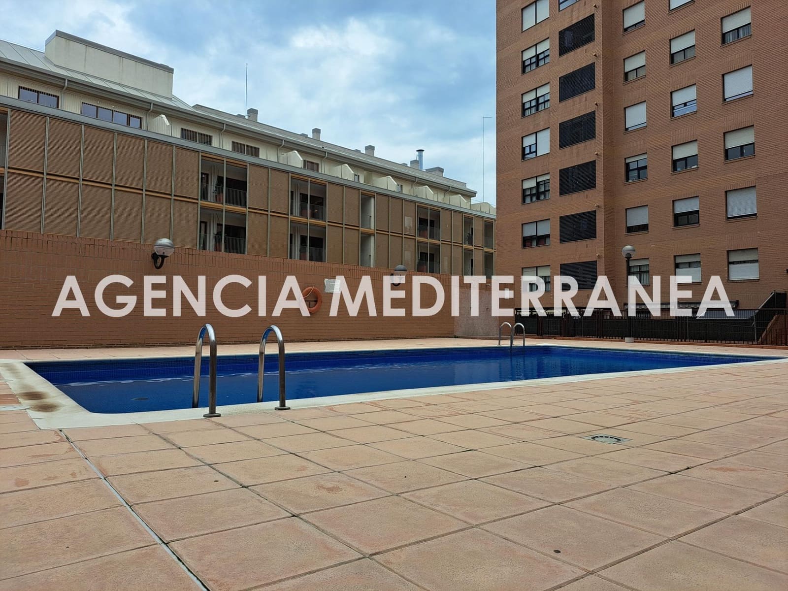 Appartement de 3 chambres à louer à Valence ville avec piscine garage - 1 800 € (Ref: 9583014)