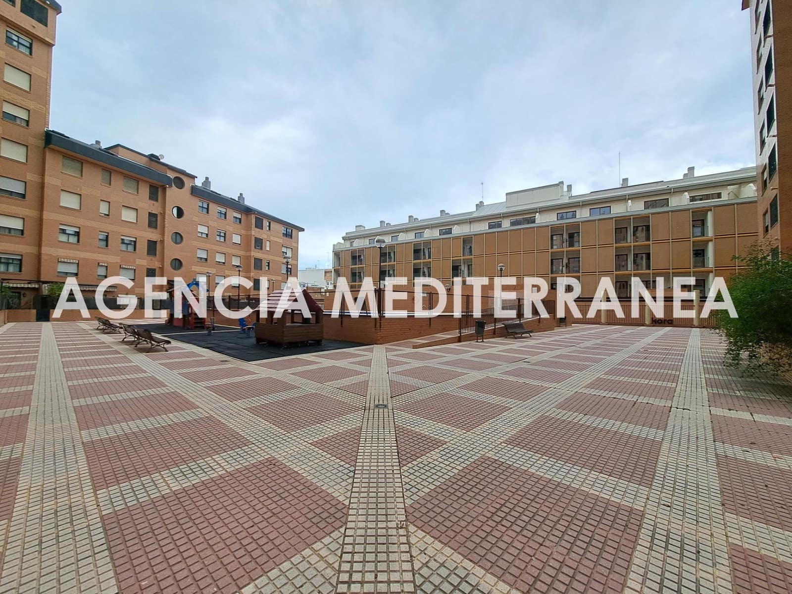 Appartement de 3 chambres à louer à Valence ville avec piscine garage - 1 800 € (Ref: 9583014)