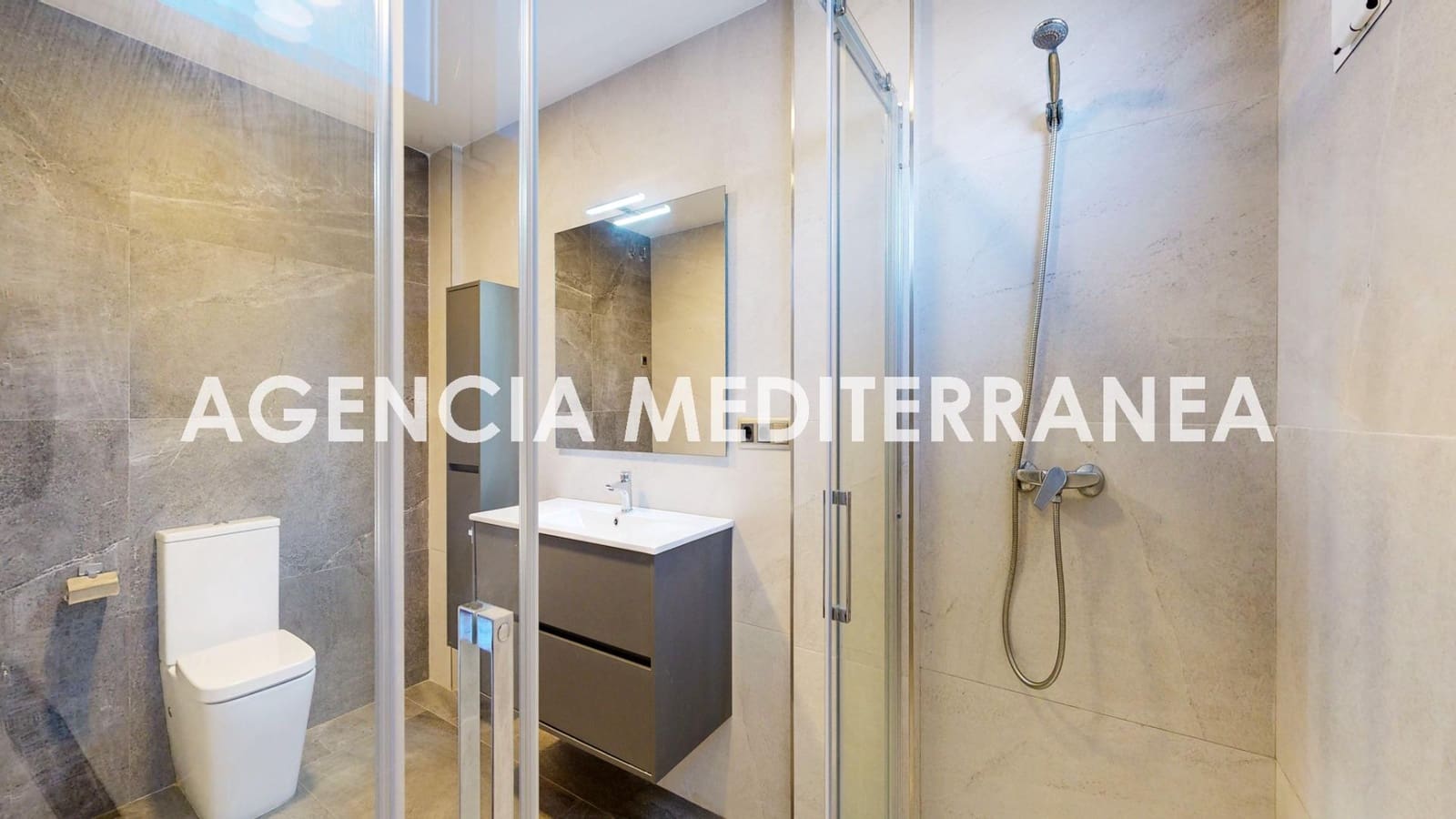 5 bedroom Townhouse for sale in La Pobla de Vallbona with pool garage - € 450,000 (Ref: 9625781)