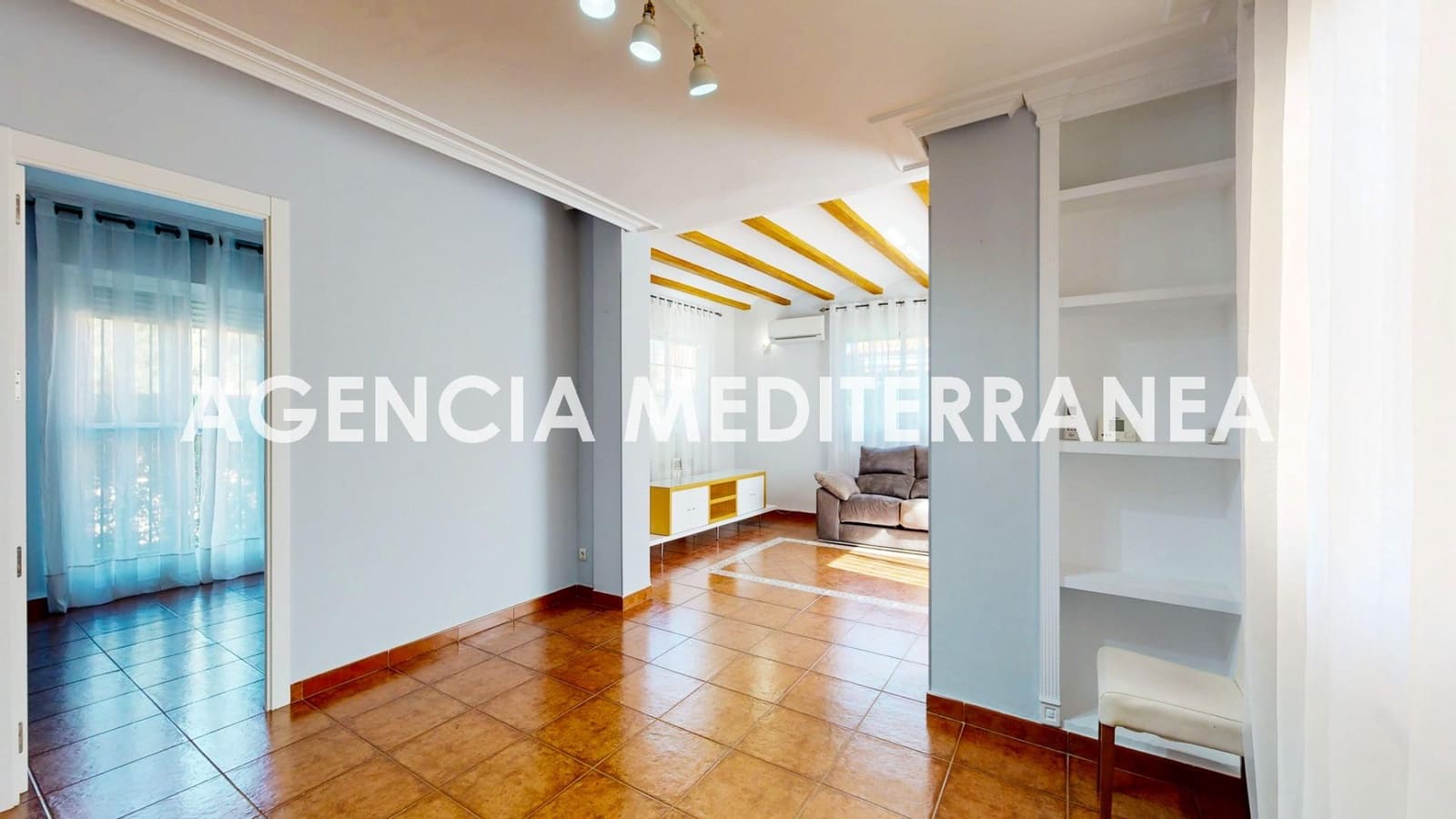 5 bedroom Townhouse for sale in La Pobla de Vallbona with pool garage - € 450,000 (Ref: 9625781)