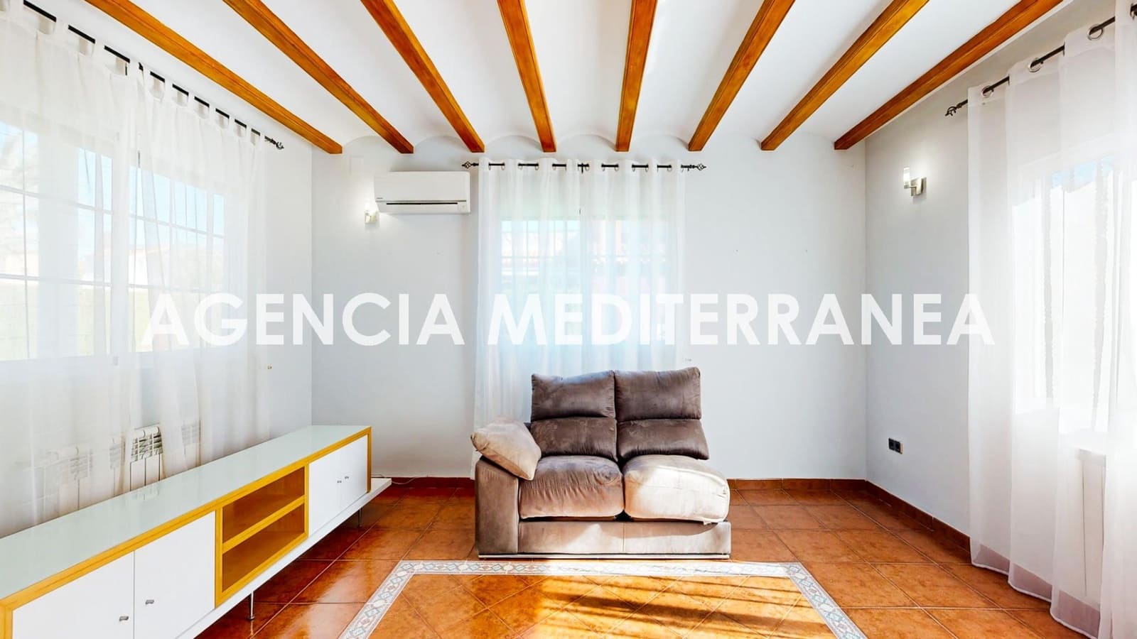 5 bedroom Townhouse for sale in La Pobla de Vallbona with pool garage - € 450,000 (Ref: 9625781)