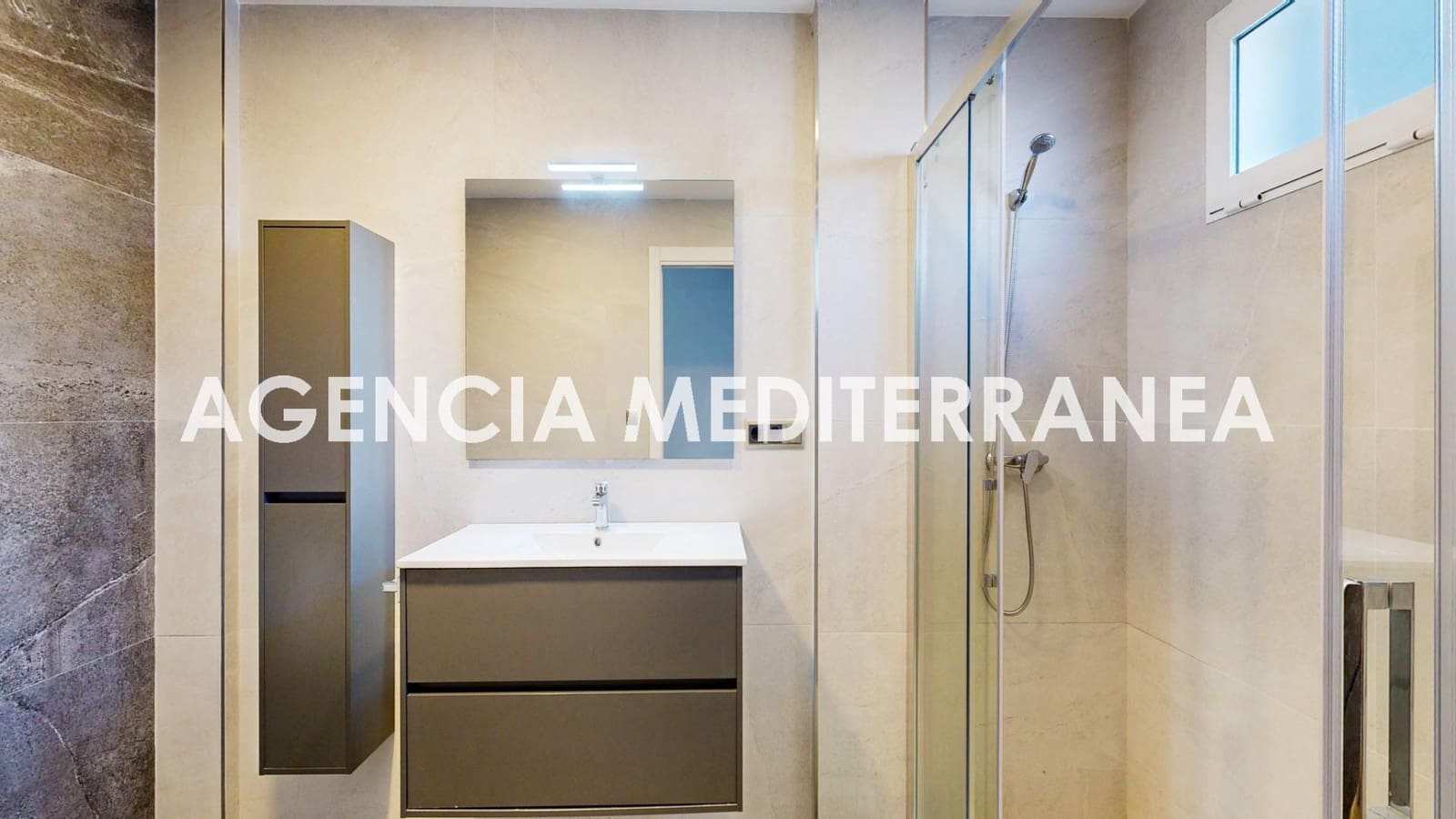 5 bedroom Townhouse for sale in La Pobla de Vallbona with pool garage - € 450,000 (Ref: 9625781)