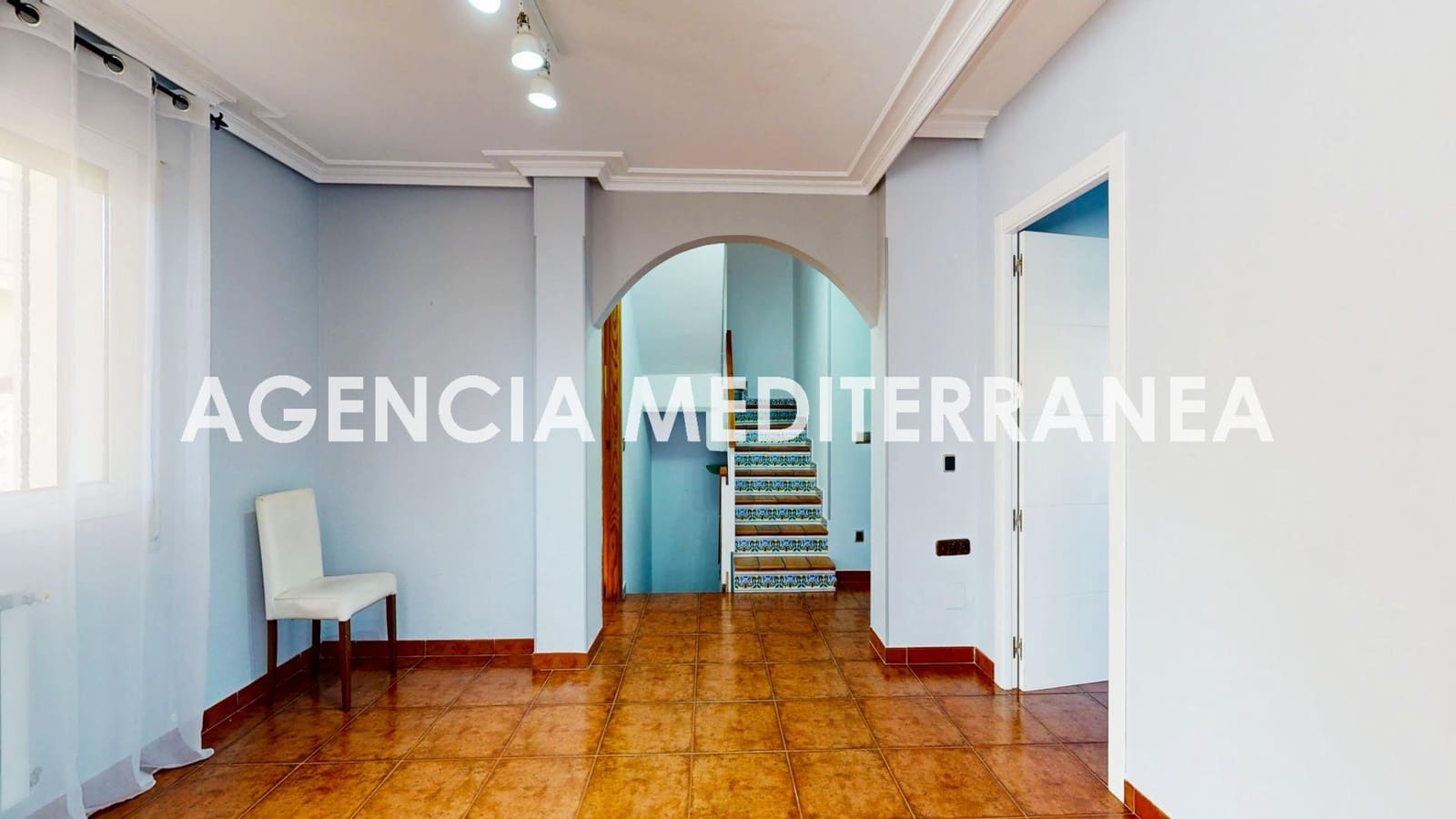 5 bedroom Townhouse for sale in La Pobla de Vallbona with pool garage - € 450,000 (Ref: 9625781)