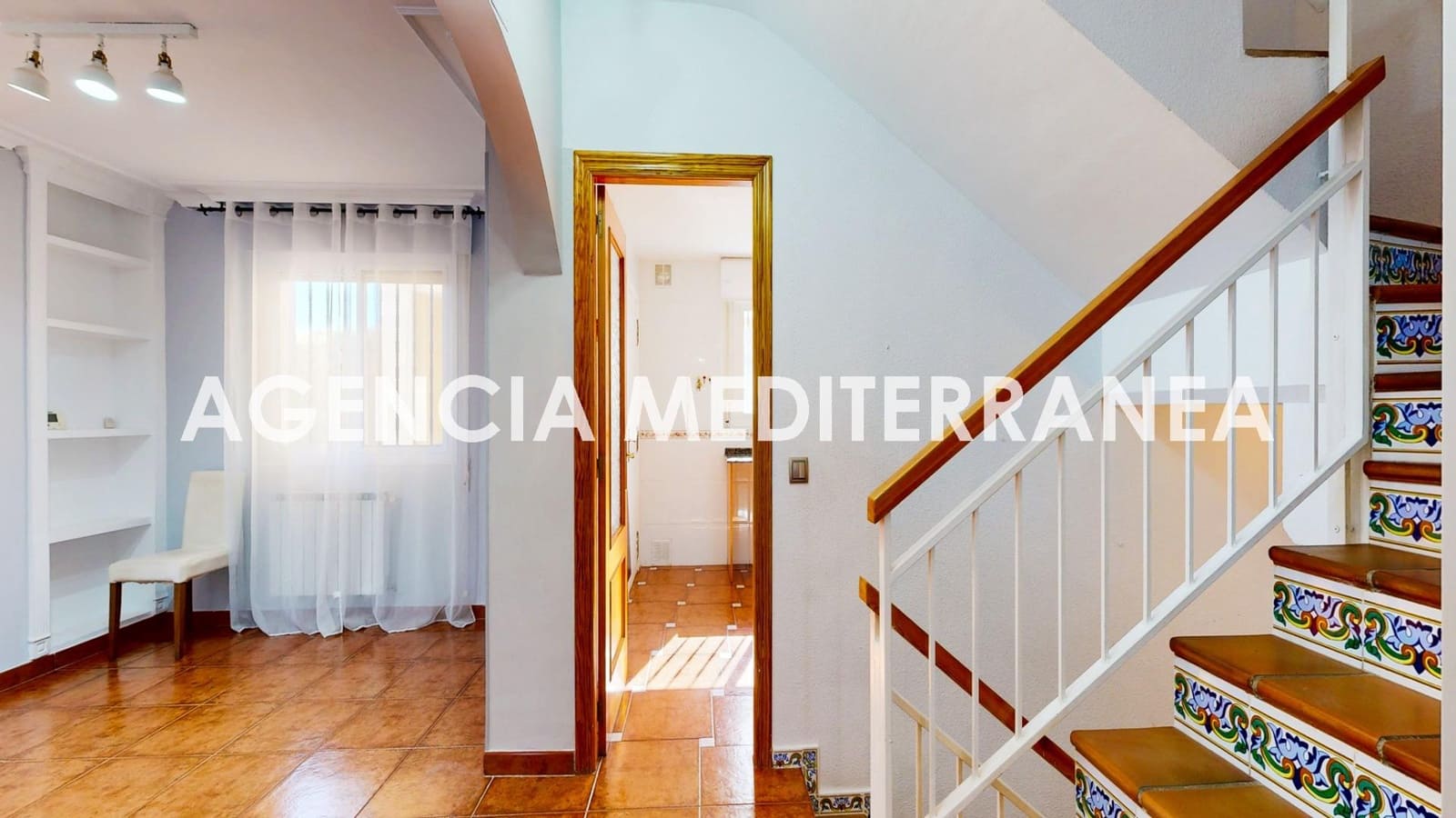 5 bedroom Townhouse for sale in La Pobla de Vallbona with pool garage - € 450,000 (Ref: 9625781)