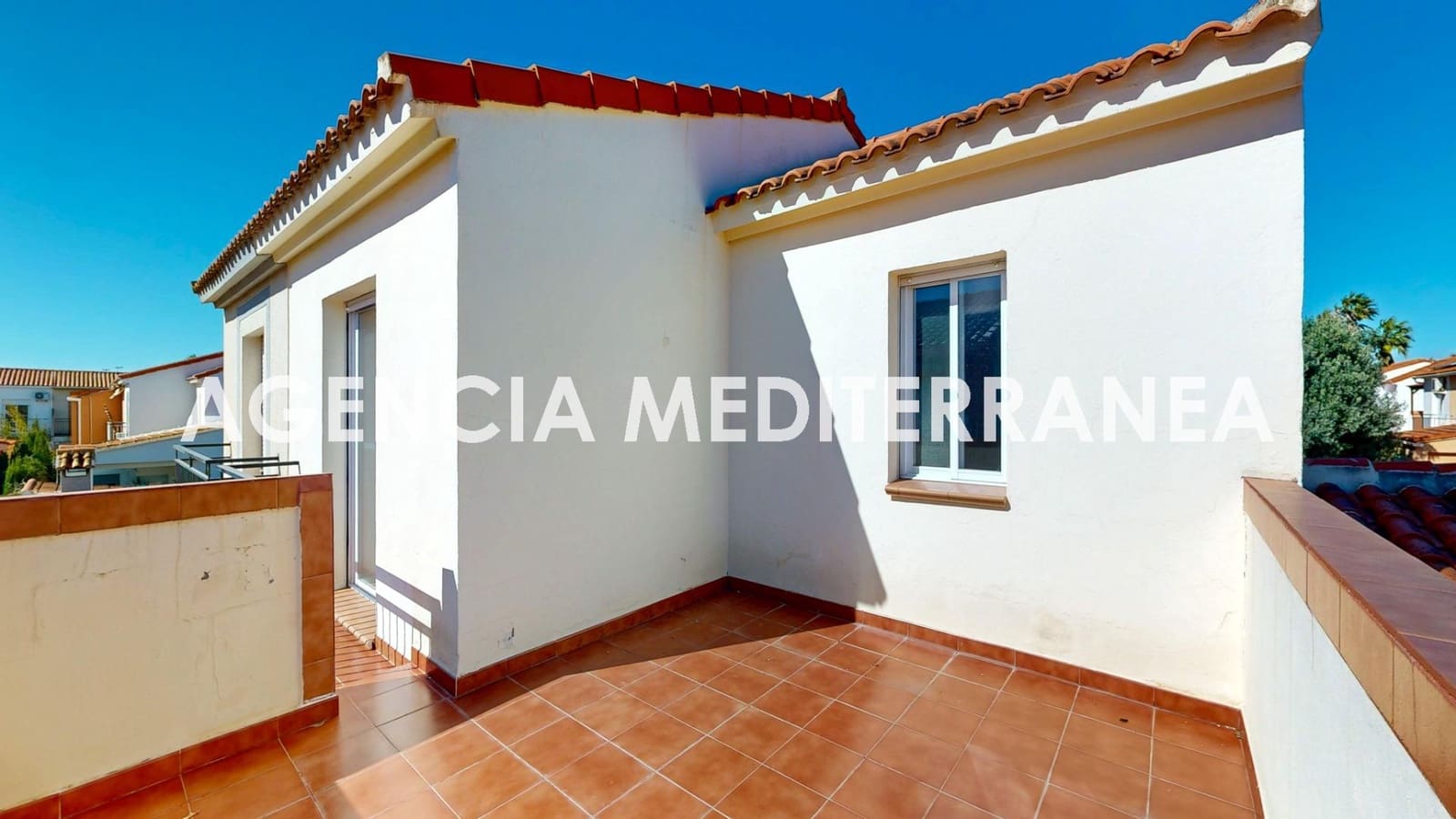 5 bedroom Townhouse for sale in La Pobla de Vallbona with pool garage - € 450,000 (Ref: 9625781)
