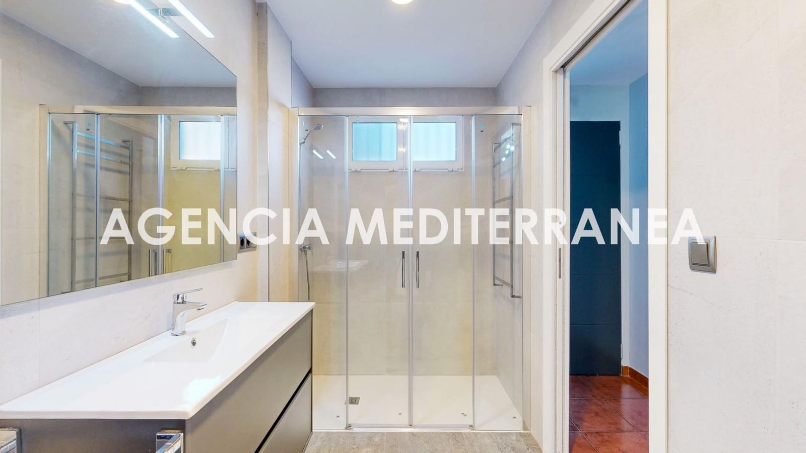 5 bedroom Townhouse for sale in La Pobla de Vallbona with pool garage - € 450,000 (Ref: 9625781)