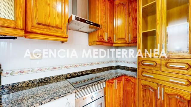 5 makuuhuone Omakotitalo myytävänä paikassa La Pobla de Vallbona mukana uima-altaan 
autotalli - 450 000 € (Ref: 9625781)