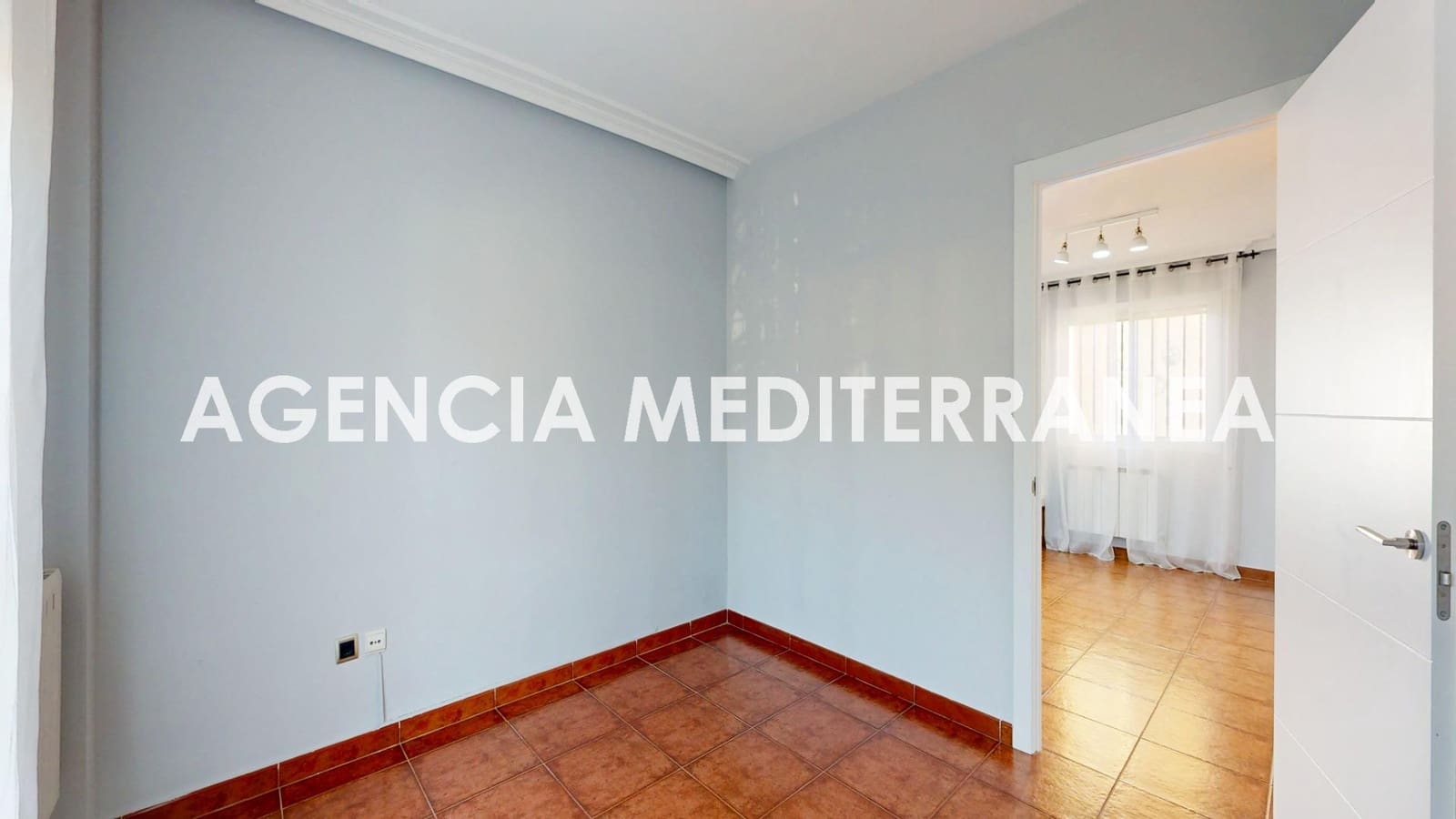 5 bedroom Townhouse for sale in La Pobla de Vallbona with pool garage - € 450,000 (Ref: 9625781)