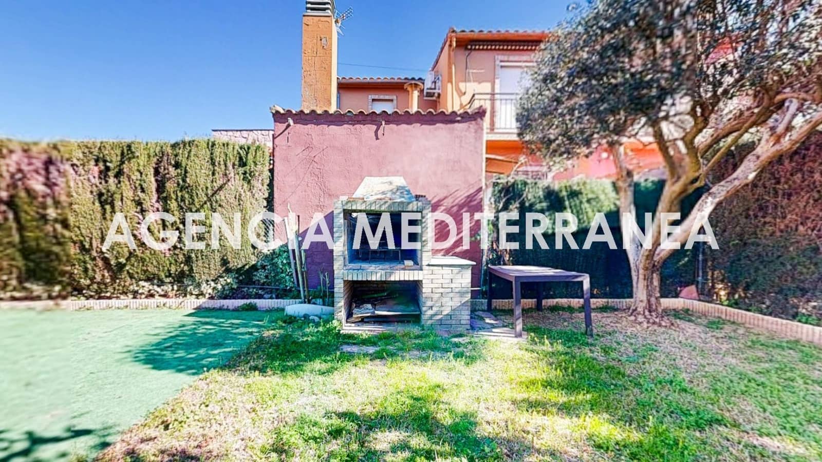 5 bedroom Townhouse for sale in La Pobla de Vallbona with pool garage - € 450,000 (Ref: 9625781)