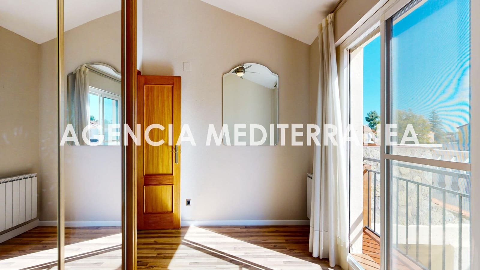 5 bedroom Townhouse for sale in La Pobla de Vallbona with pool garage - € 450,000 (Ref: 9625781)