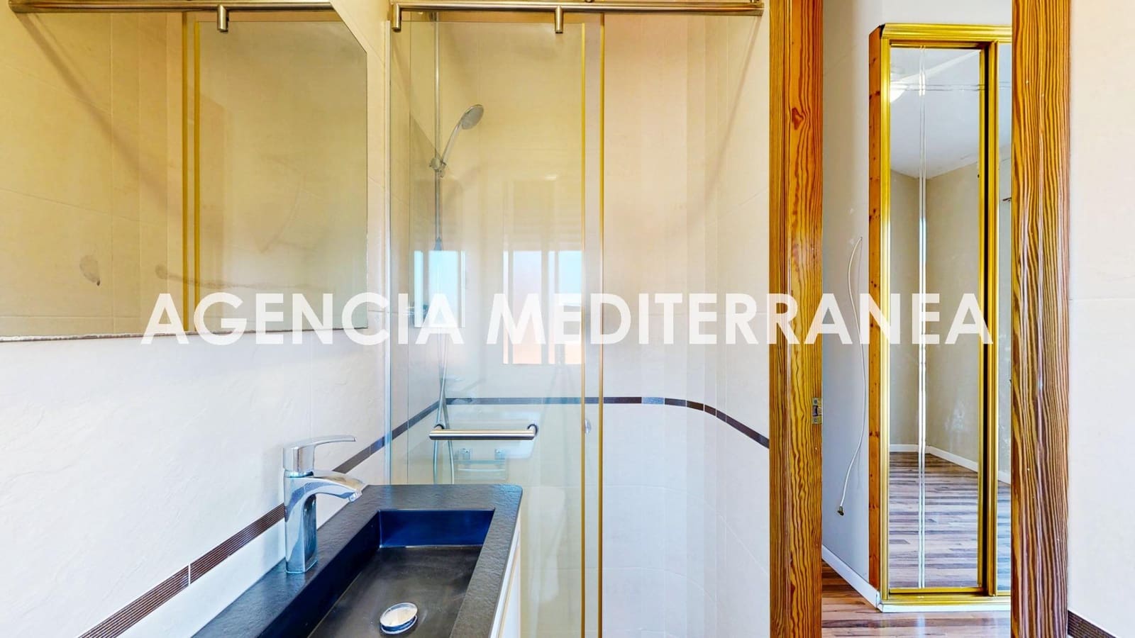 5 bedroom Townhouse for sale in La Pobla de Vallbona with pool garage - € 450,000 (Ref: 9625781)