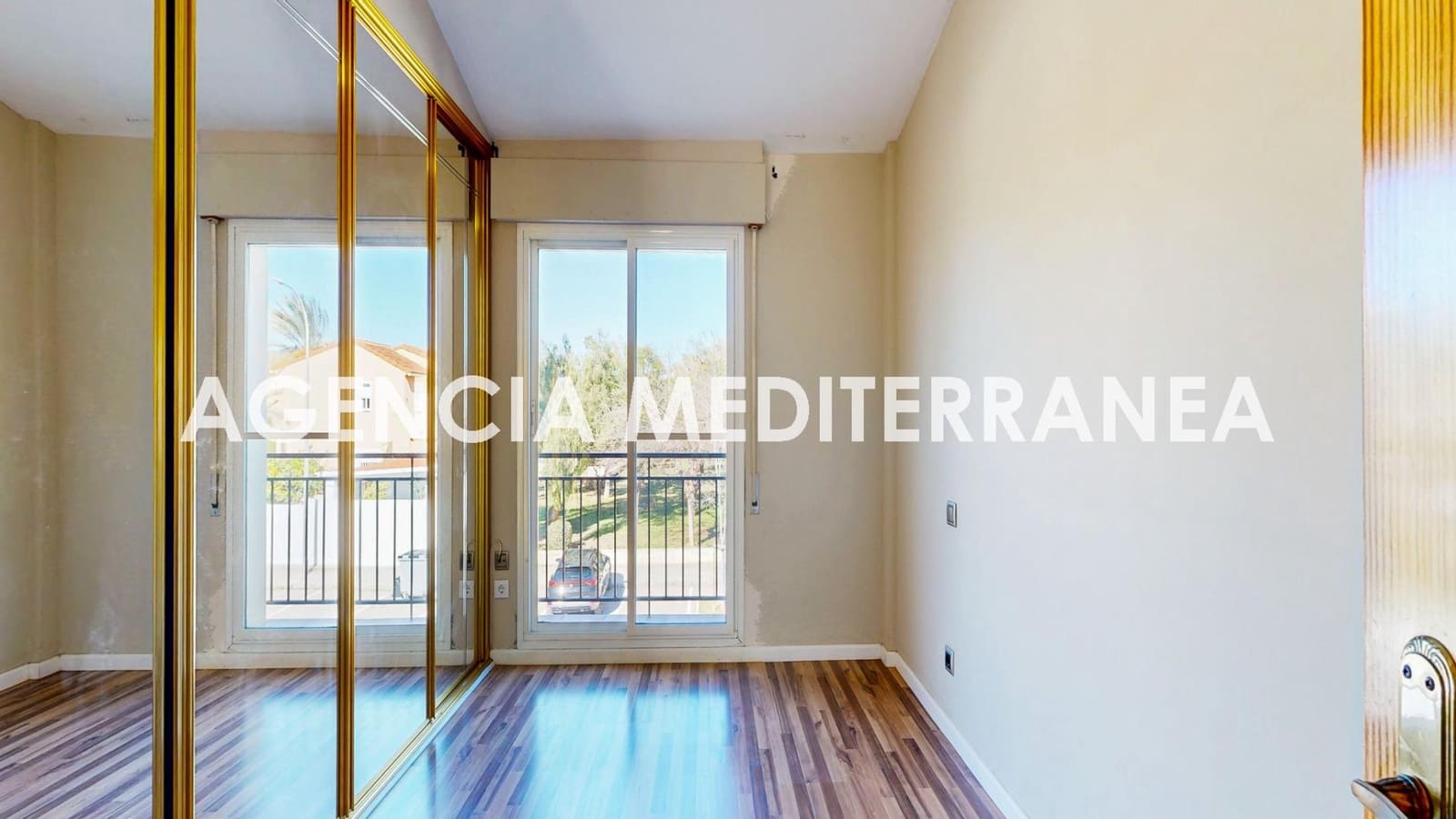 5 bedroom Townhouse for sale in La Pobla de Vallbona with pool garage - € 450,000 (Ref: 9625781)