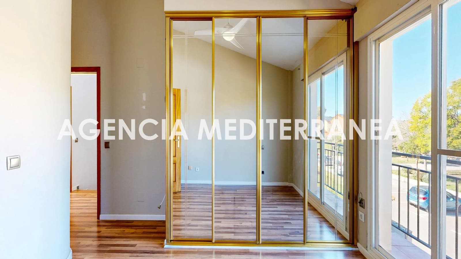 5 bedroom Townhouse for sale in La Pobla de Vallbona with pool garage - € 450,000 (Ref: 9625781)