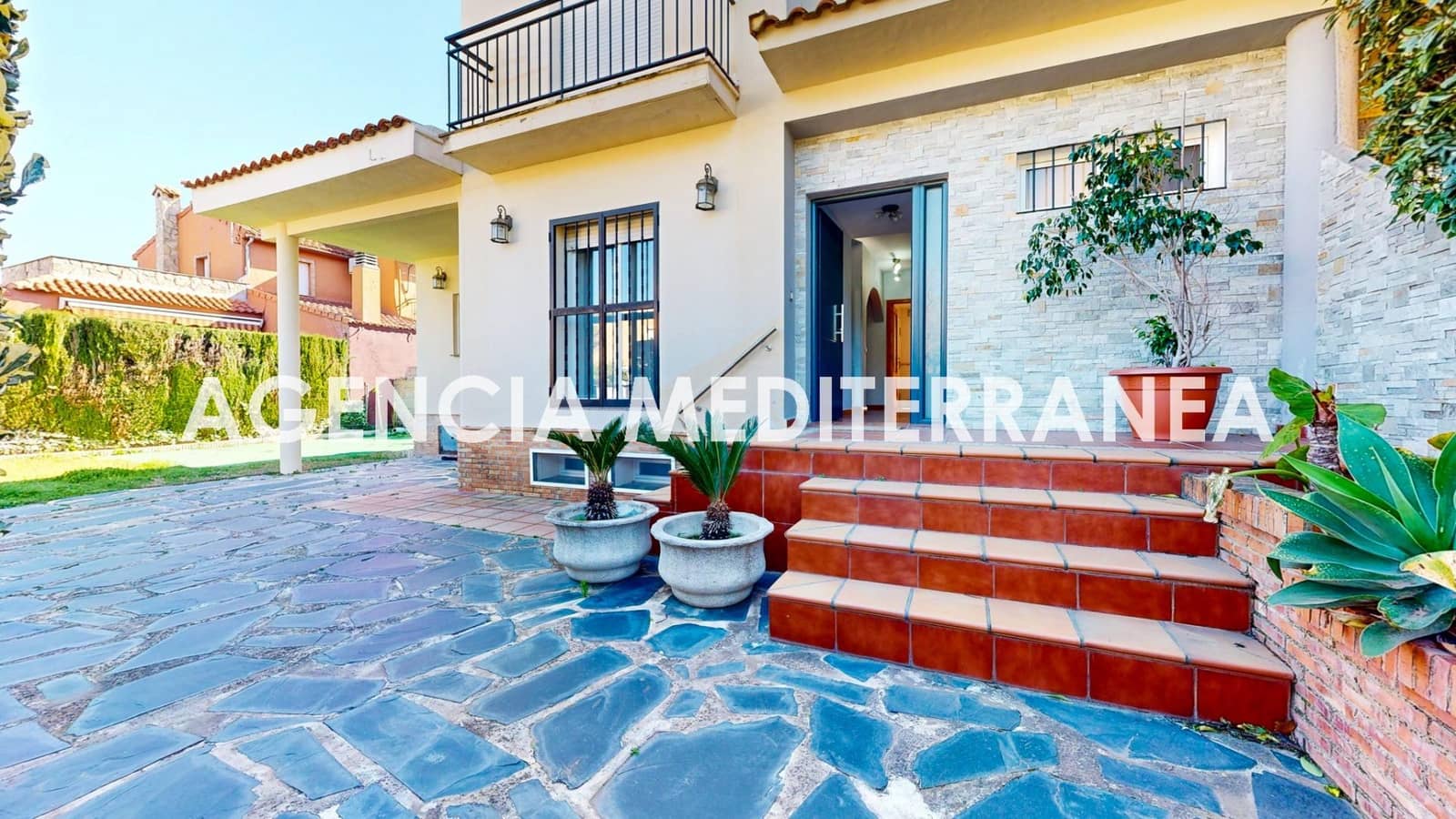 5 bedroom Townhouse for sale in La Pobla de Vallbona with pool garage - € 450,000 (Ref: 9625781)