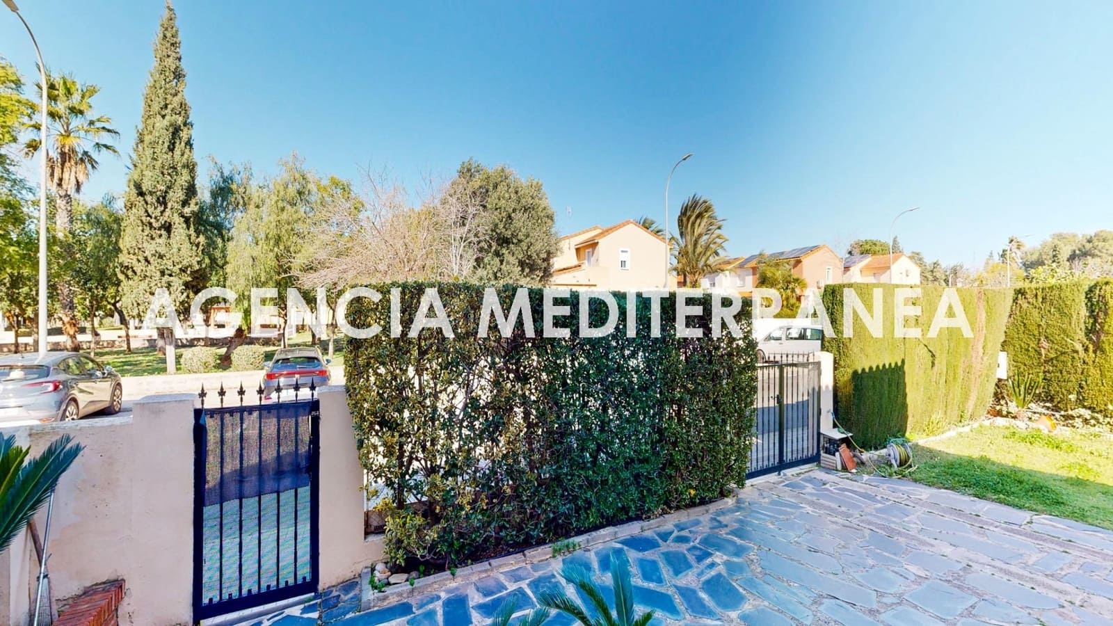 5 bedroom Townhouse for sale in La Pobla de Vallbona with pool garage - € 450,000 (Ref: 9625781)