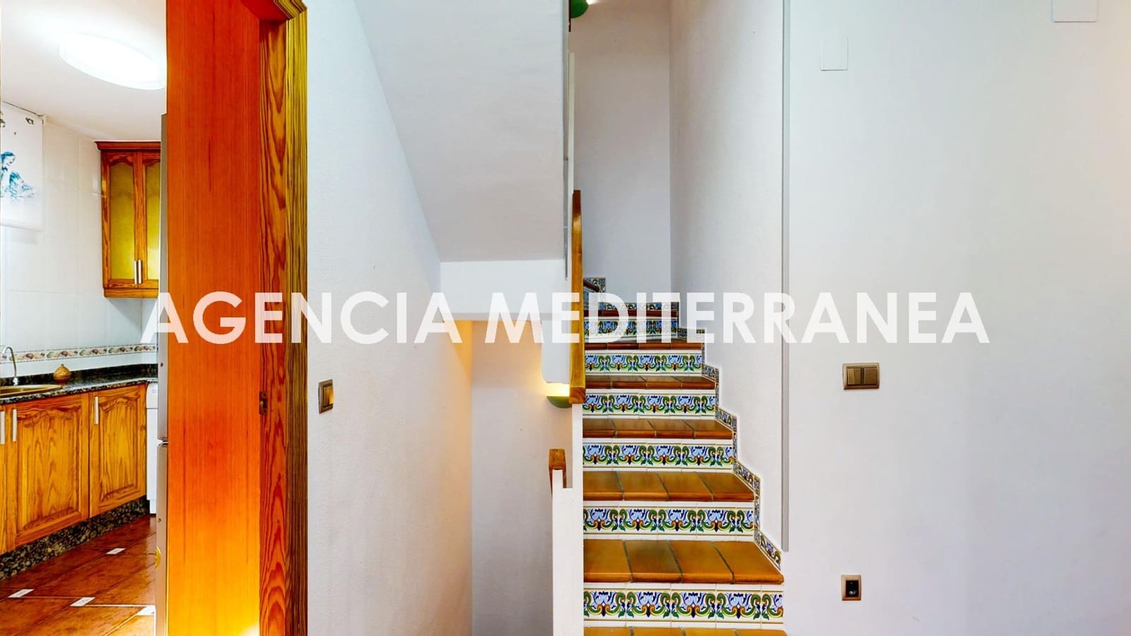 5 bedroom Townhouse for sale in La Pobla de Vallbona with pool garage - € 450,000 (Ref: 9625781)