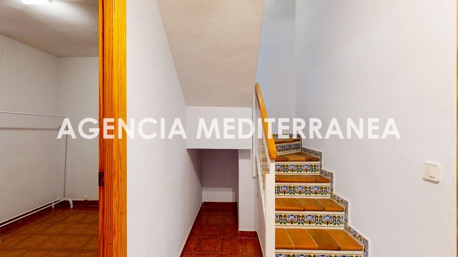 5 bedroom Townhouse for sale in La Pobla de Vallbona with pool garage - € 450,000 (Ref: 9625781)