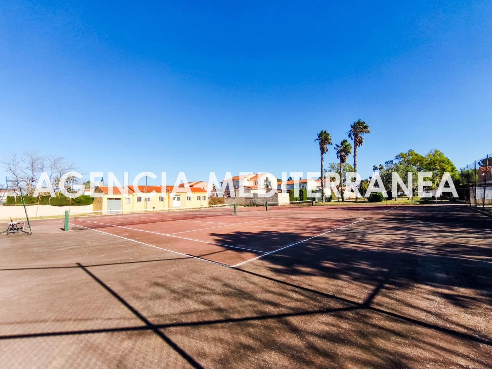 5 bedroom Townhouse for sale in La Pobla de Vallbona with pool garage - € 450,000 (Ref: 9625781)