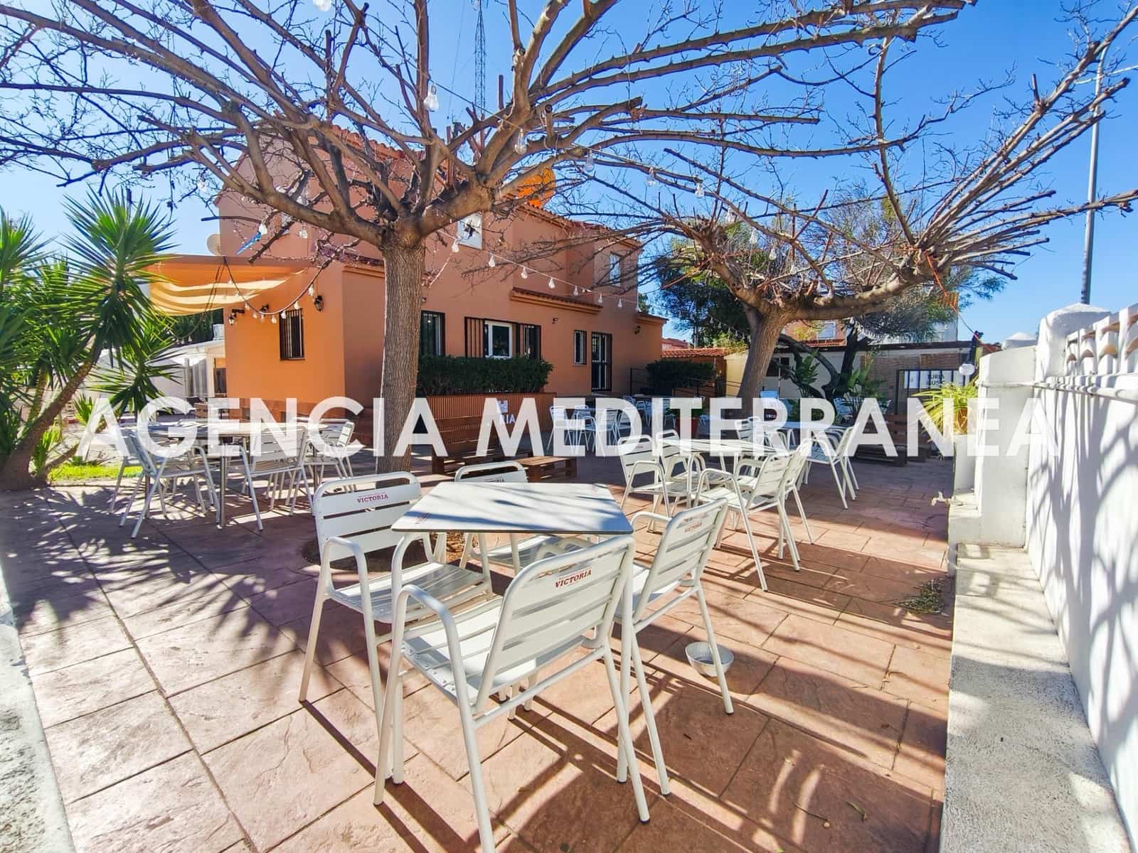 5 bedroom Townhouse for sale in La Pobla de Vallbona with pool garage - € 450,000 (Ref: 9625781)