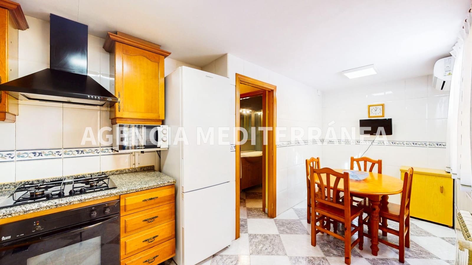 6 soveværelse Rækkehus til salg i Alcasser med garage - € 380.000 (Ref: 9630110)