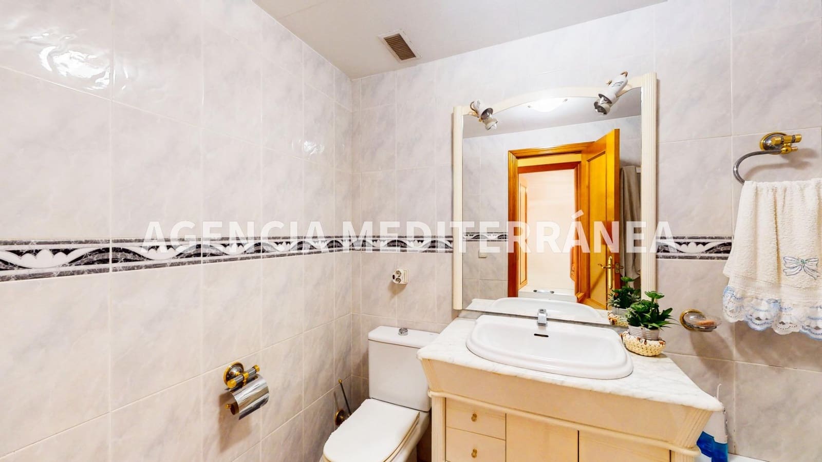 6 soveværelse Rækkehus til salg i Alcasser med garage - € 380.000 (Ref: 9630110)