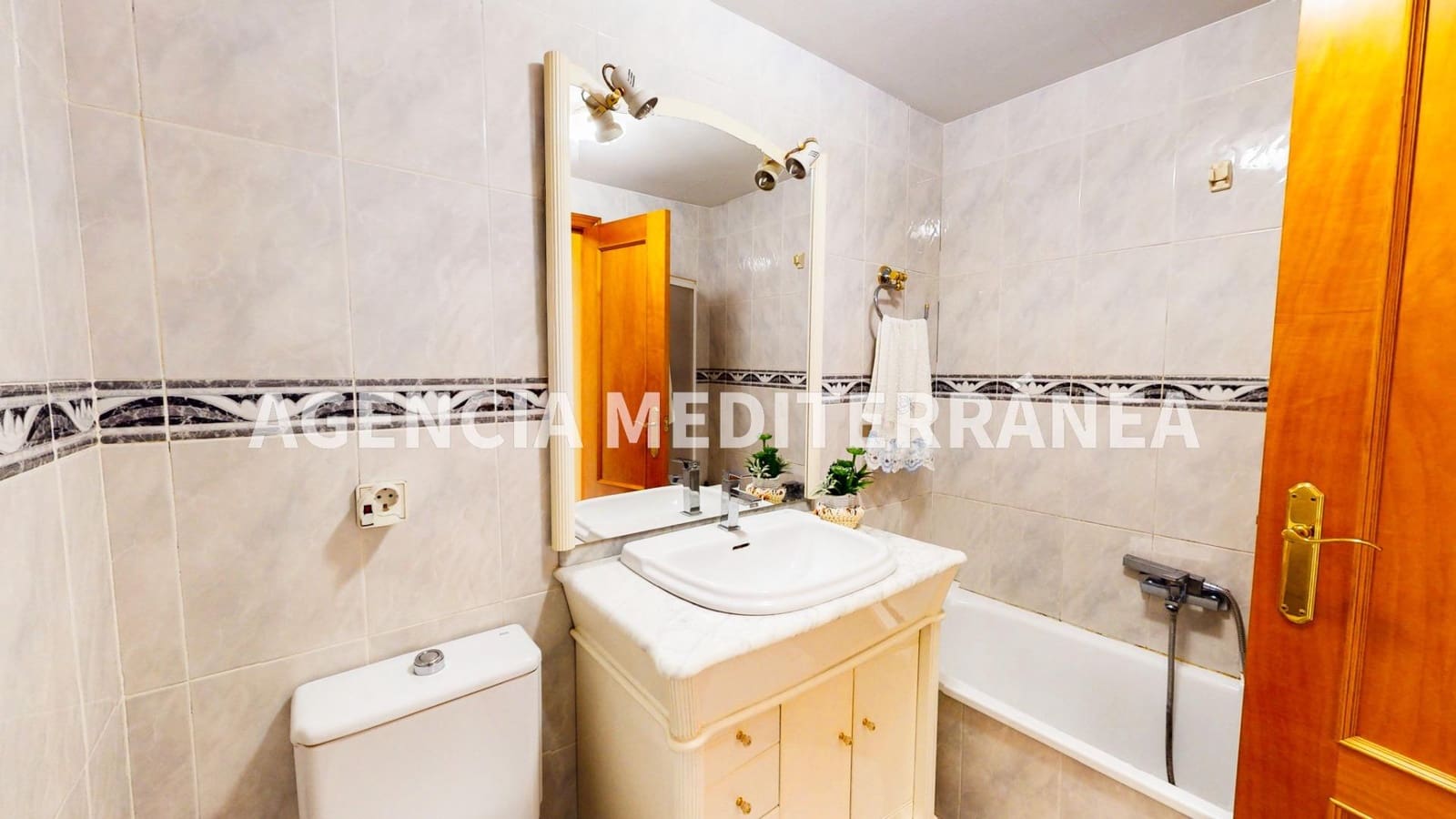 6 soveværelse Rækkehus til salg i Alcasser med garage - € 380.000 (Ref: 9630110)