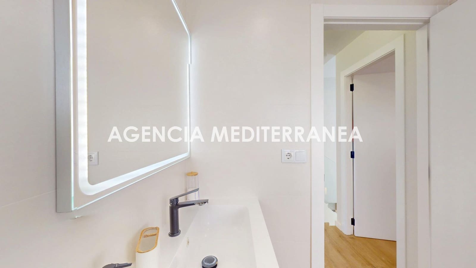 4 quarto Moradia para venda em La Pobla de Vallbona com piscina garagem - 769 000 € (Ref: 9712057)