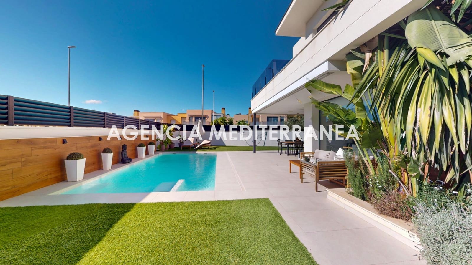 4 quarto Moradia para venda em La Pobla de Vallbona com piscina garagem - 769 000 € (Ref: 9712057)