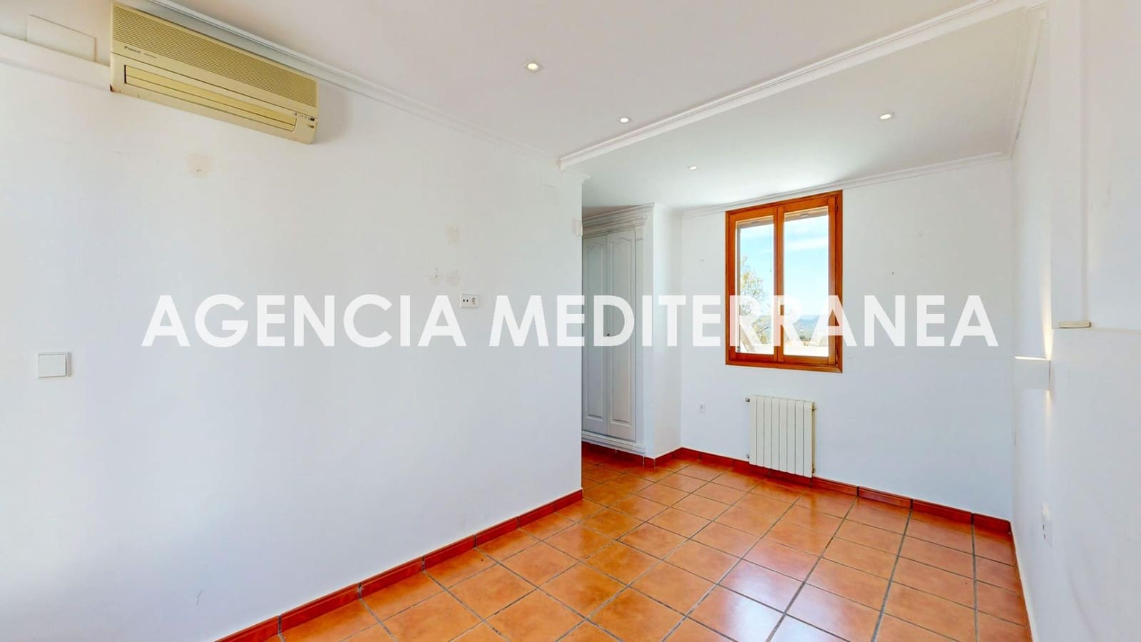 6 bedroom Villa for sale in La Pobla de Vallbona with pool garage - € 730,000 (Ref: 9732224)