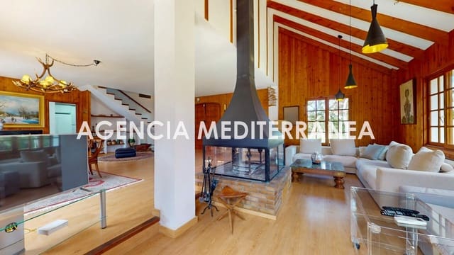 Chalet de 4 habitaciones en Serra en venta con piscina - 690.000 € (Ref: 9812003)