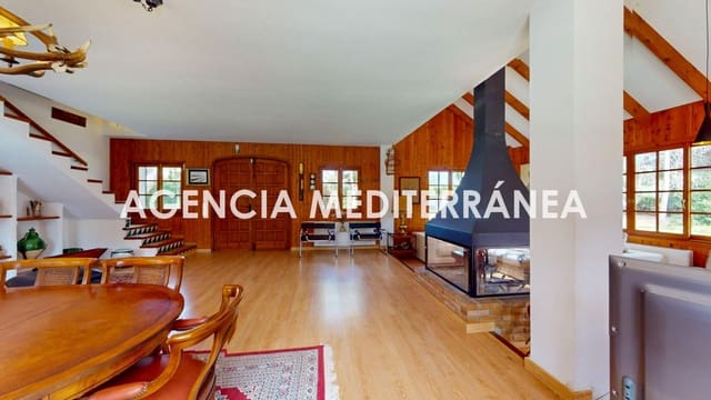 Chalet de 4 habitaciones en Serra en venta con piscina - 690.000 € (Ref: 9812003)