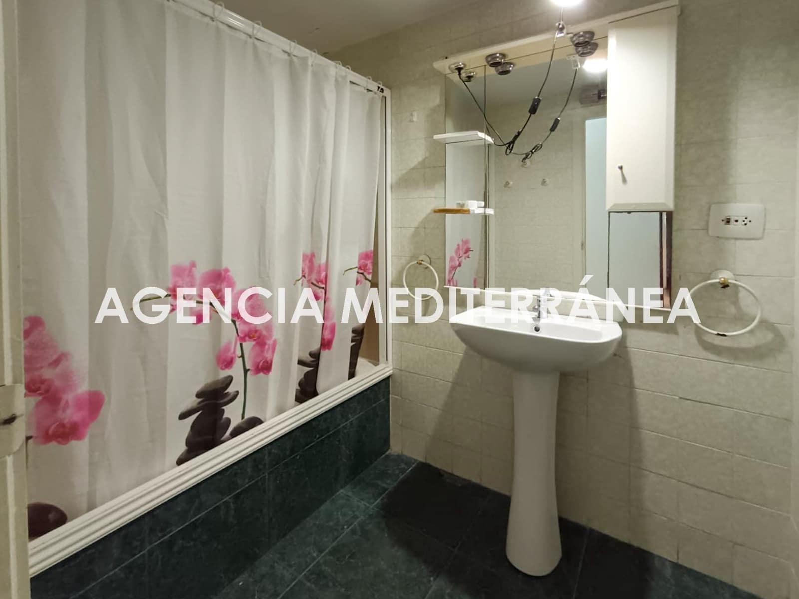 4 bedroom Flat for sale in Valencia city - € 215,000 (Ref: 9818317)