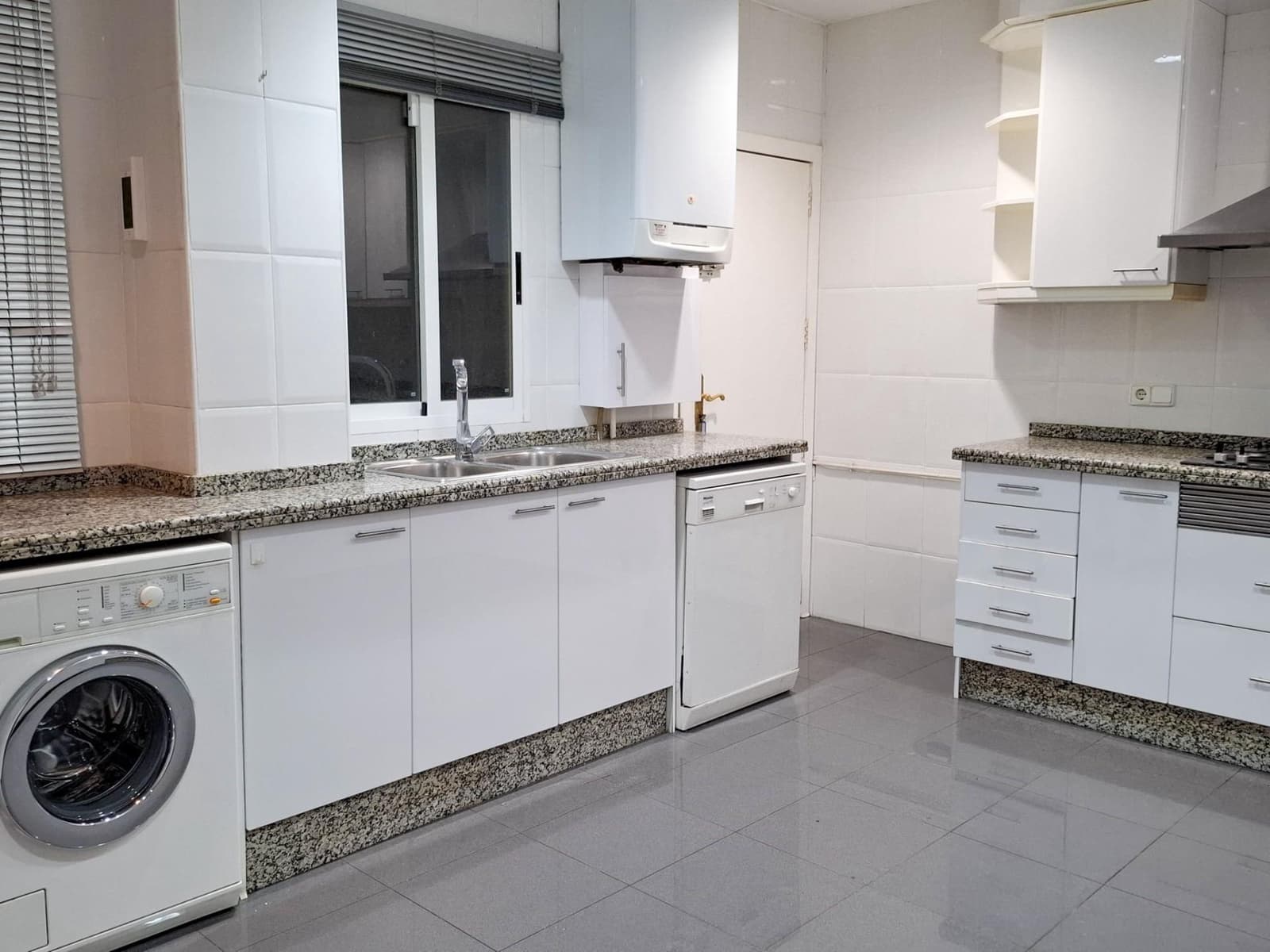 5 sovrum Lägenhet till salu i Valencia stad med garage - 749 000 € (Ref: 9908098)