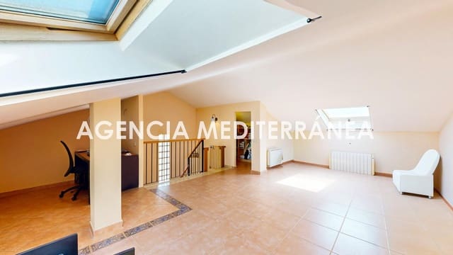 5 sypialnia Dom blizniak na sprzedaż w La Pobla de Vallbona z basenem garażem - 510 000 € (Ref: 9938286)