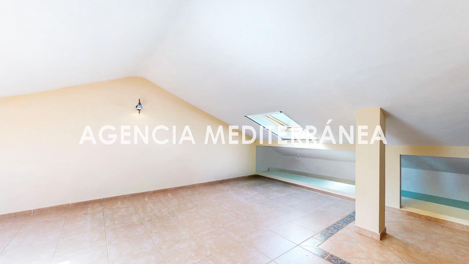 5 sypialnia Dom blizniak na sprzedaż w La Pobla de Vallbona z basenem garażem - 510 000 € (Ref: 9938286)