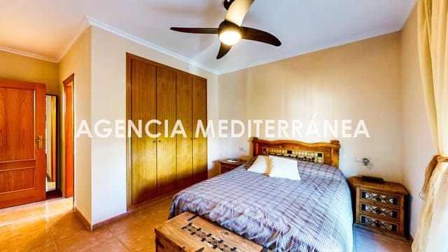5 sypialnia Dom blizniak na sprzedaż w La Pobla de Vallbona z basenem garażem - 510 000 € (Ref: 9938286)