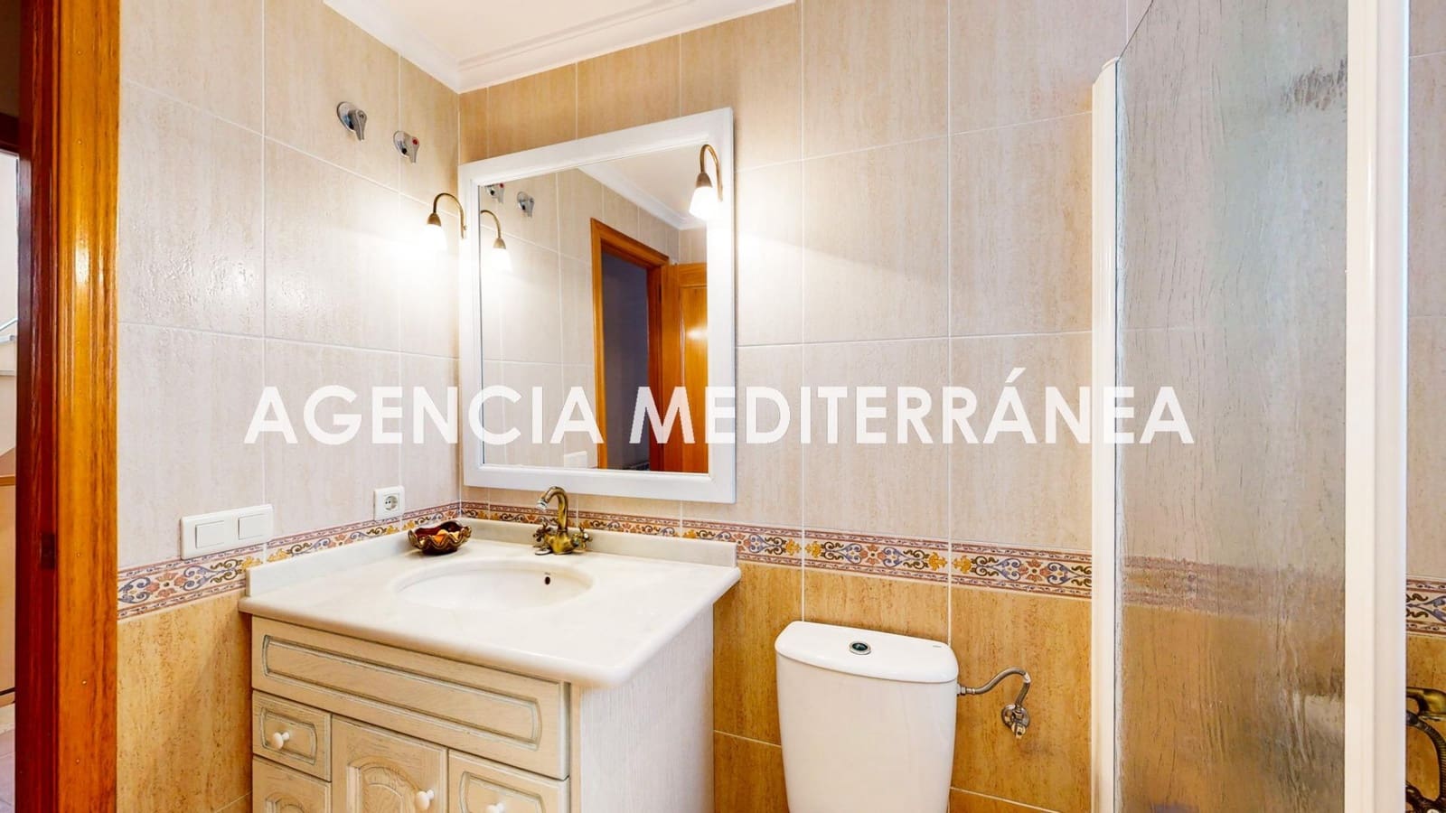 5 sypialnia Dom blizniak na sprzedaż w La Pobla de Vallbona z basenem garażem - 510 000 € (Ref: 9938286)