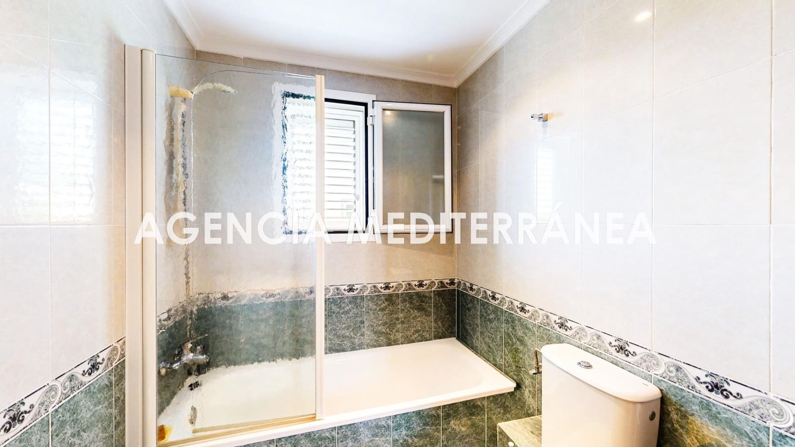 5 sypialnia Dom blizniak na sprzedaż w La Pobla de Vallbona z basenem garażem - 510 000 € (Ref: 9938286)