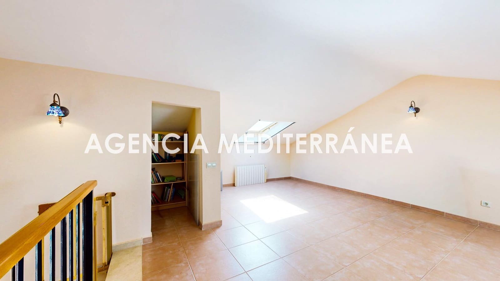 5 sypialnia Dom blizniak na sprzedaż w La Pobla de Vallbona z basenem garażem - 510 000 € (Ref: 9938286)