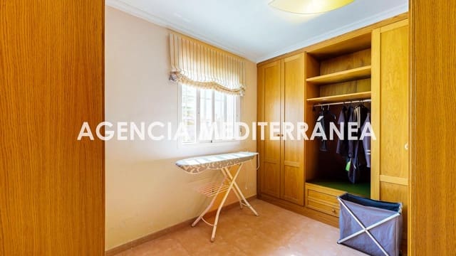 5 sypialnia Dom blizniak na sprzedaż w La Pobla de Vallbona z basenem garażem - 510 000 € (Ref: 9938286)