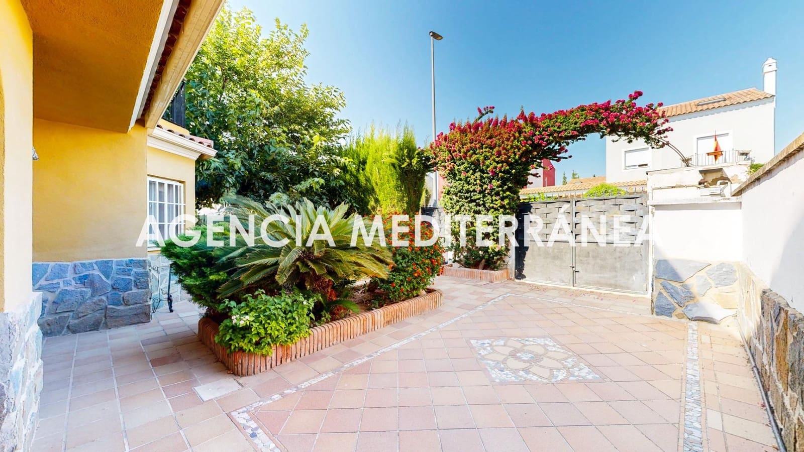 5 sypialnia Dom blizniak na sprzedaż w La Pobla de Vallbona z basenem garażem - 510 000 € (Ref: 9938286)