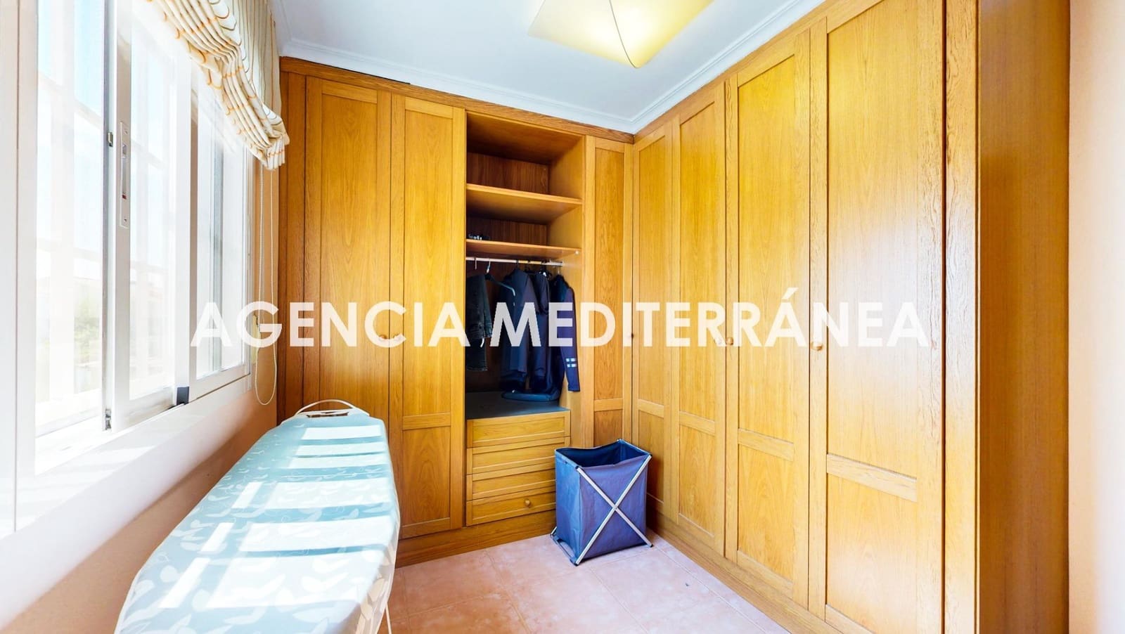 5 sypialnia Dom blizniak na sprzedaż w La Pobla de Vallbona z basenem garażem - 510 000 € (Ref: 9938286)
